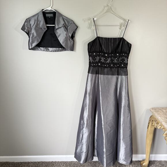 Milla Bell Prom Dress Gray Silver Black Lace Vampy Goth Gown Size 8 Fit Flare - Picture 9 of 9